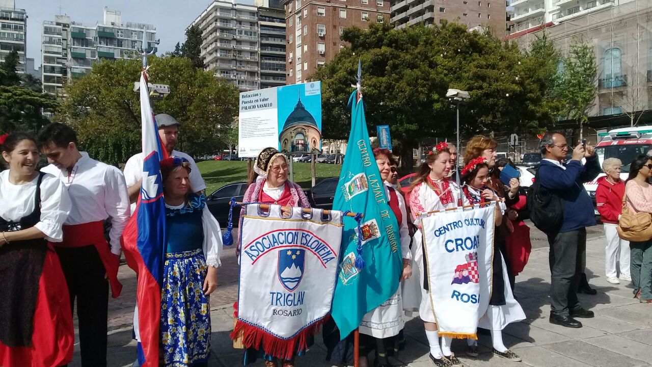 Nuestra Institución, Con El Grupo Mayor De Baile E Integrantes De Comisión Directiva, Presentes En El Monumento Nacional A La Bandera.