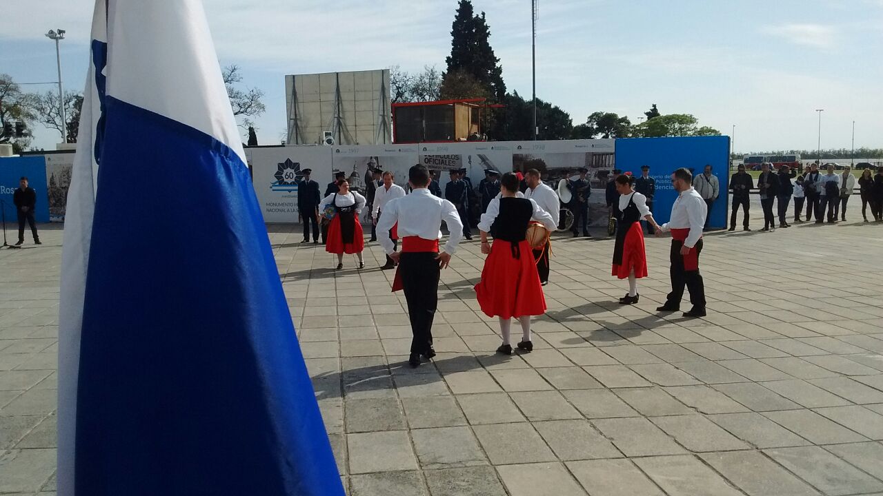 Nuestra Institución, Con El Grupo Mayor De Baile E Integrantes De Comisión Directiva, Presentes En El Monumento Nacional A La Bandera.